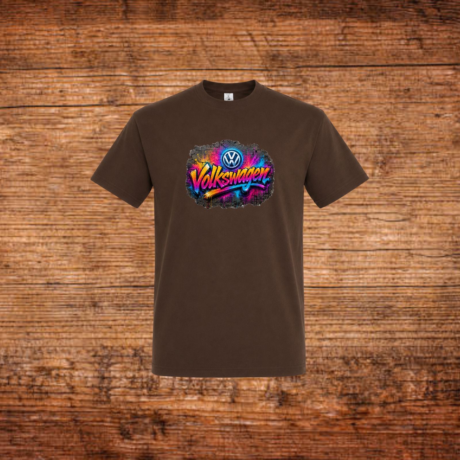 Braunes T-Shirt mit farbigem Volkswagen-Graffiti-Print auf der Brust