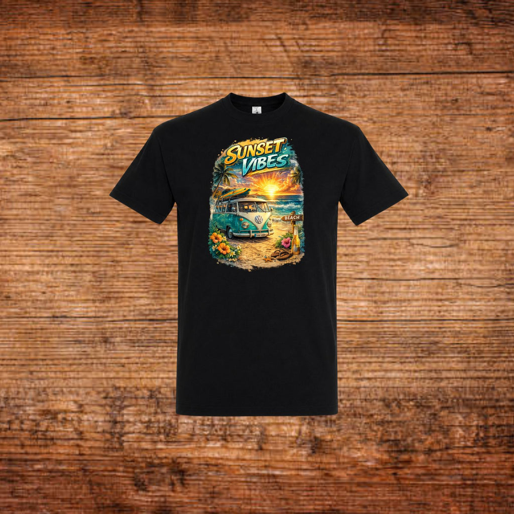 Schwarzes Kurzarm-T-Shirt mit Rundhalsausschnitt und großem „SUNSET VIBES“-Grafikprint.