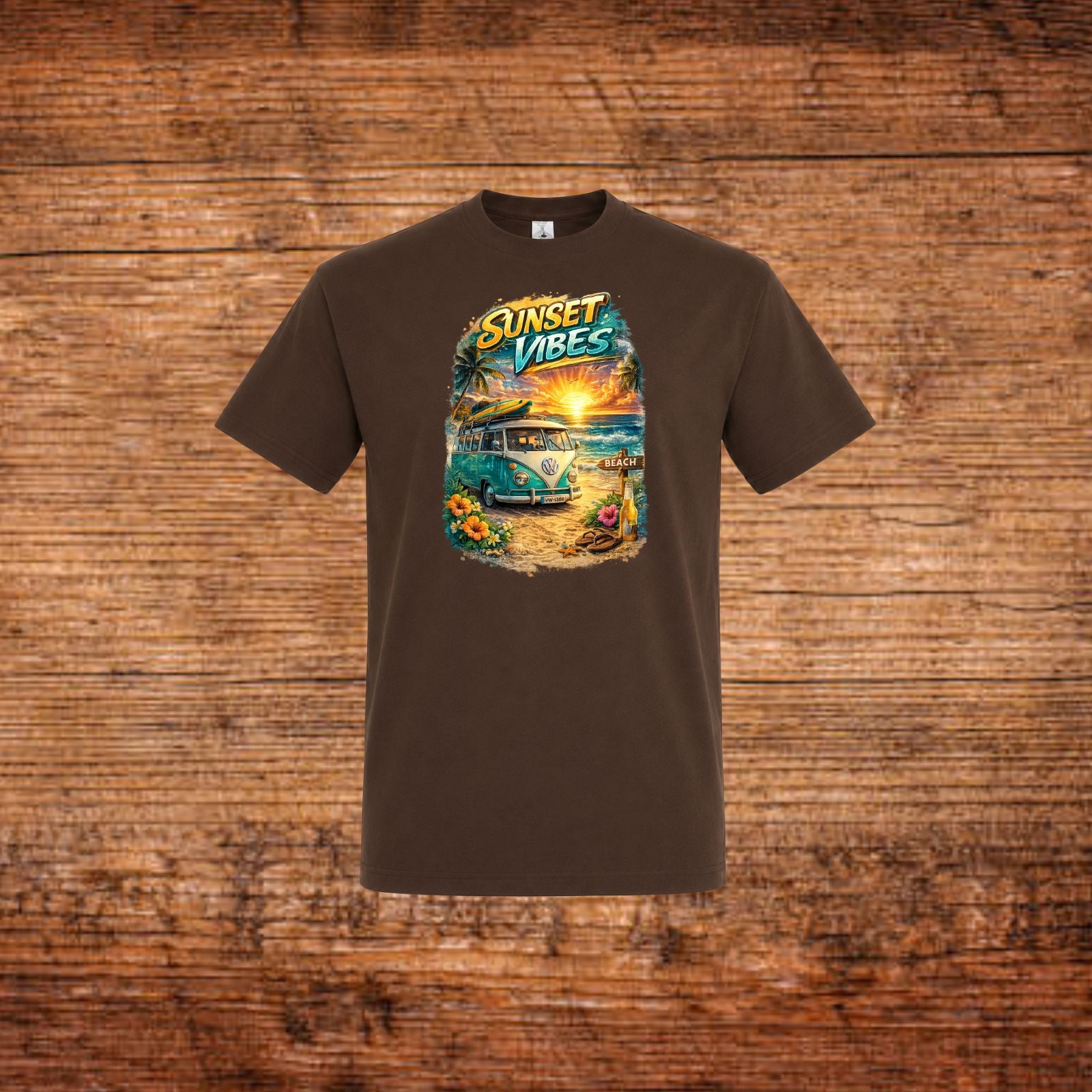 Dunkelbraunes Kurzarm-T-Shirt mit Rundhalsausschnitt und großem „SUNSET VIBES“-Grafikprint.