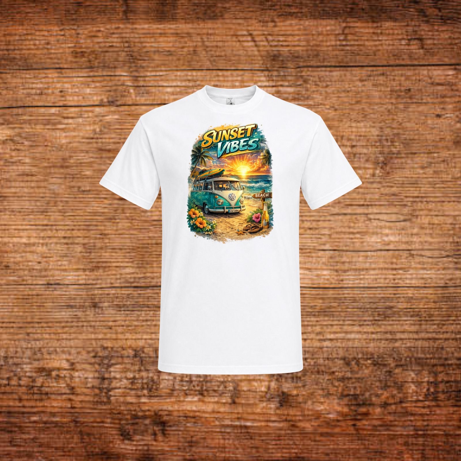 Weißes Kurzarm-T-Shirt mit Rundhalsausschnitt und großem „SUNSET VIBES“-Grafikprint.