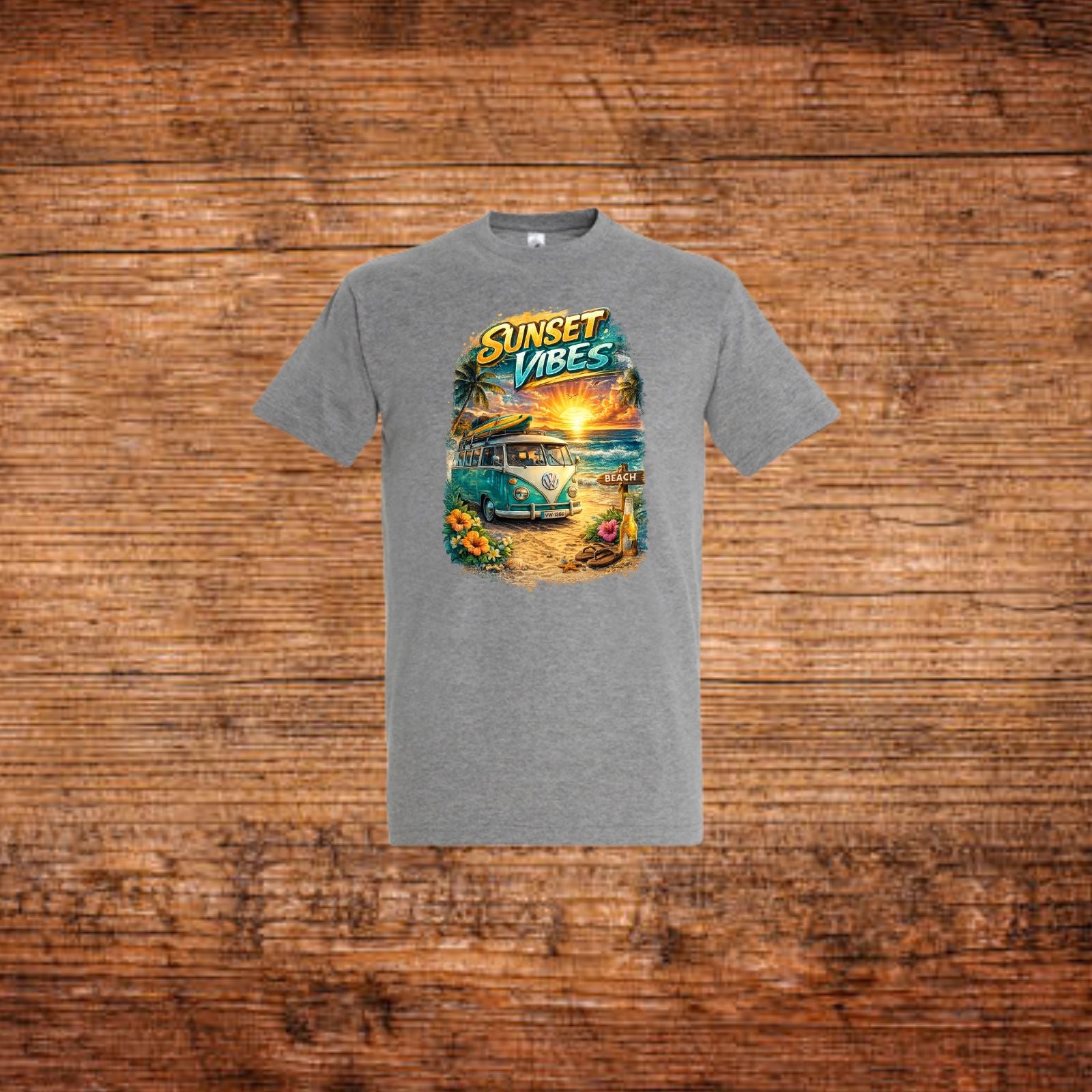 Graues Kurzarm-T-Shirt mit Rundhalsausschnitt und großem „SUNSET VIBES“-Grafikprint.