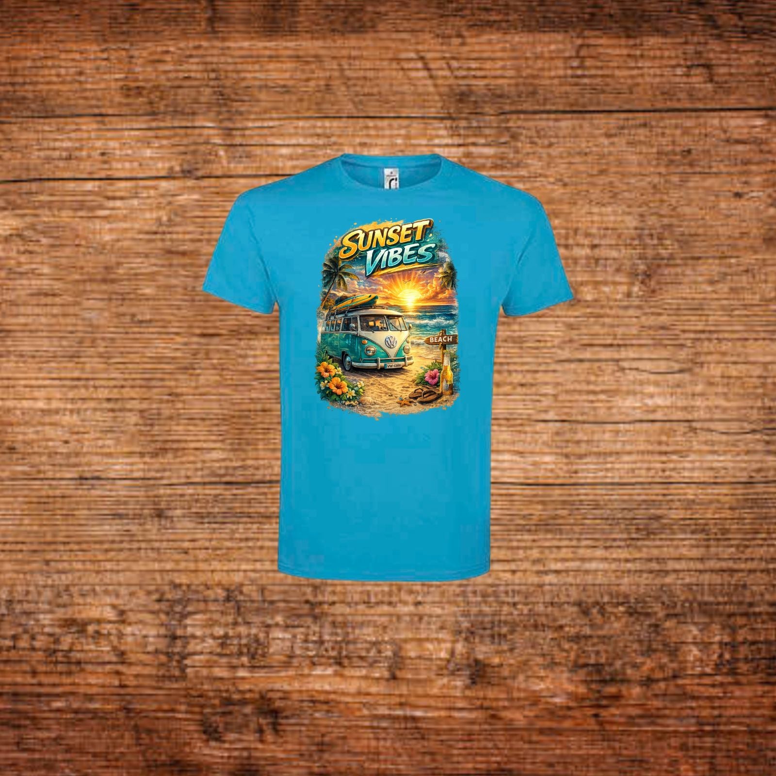 Türkisfarbenes Kurzarm-T-Shirt mit Rundhalsausschnitt und großem „SUNSET VIBES“-Grafikprint.