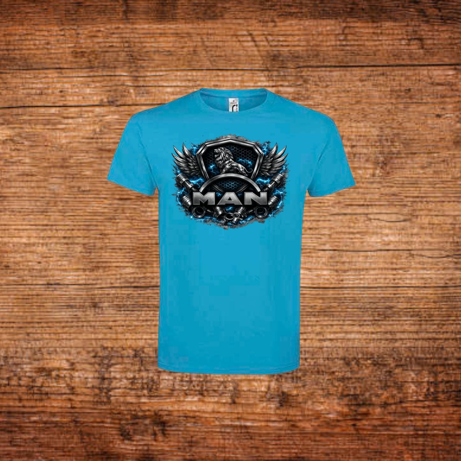 Türkisblaues T-Shirt mit rundem Halsausschnitt und großem MAN-Print mit Flügeln