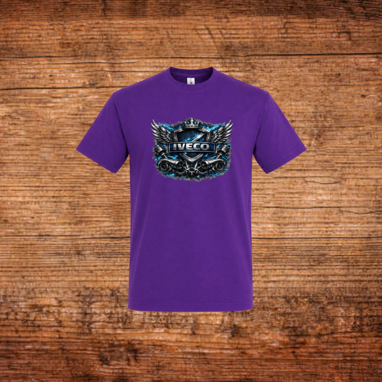 Lila T-Shirt mit IVECO Frontprint und Flügel-Emblem