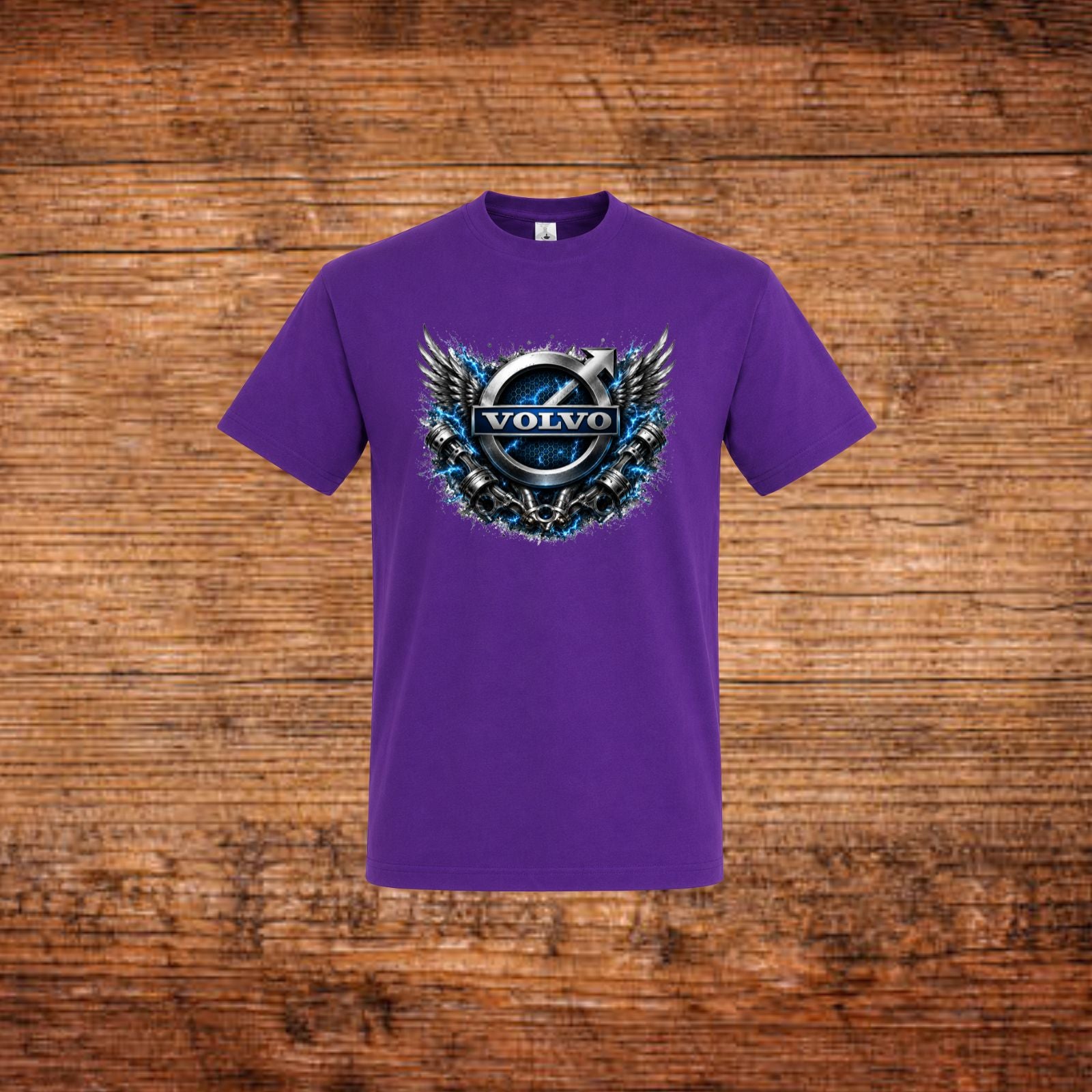 Lila T‑Shirt mit Volvo-Emblem und Flügelmotiv auf der Brust