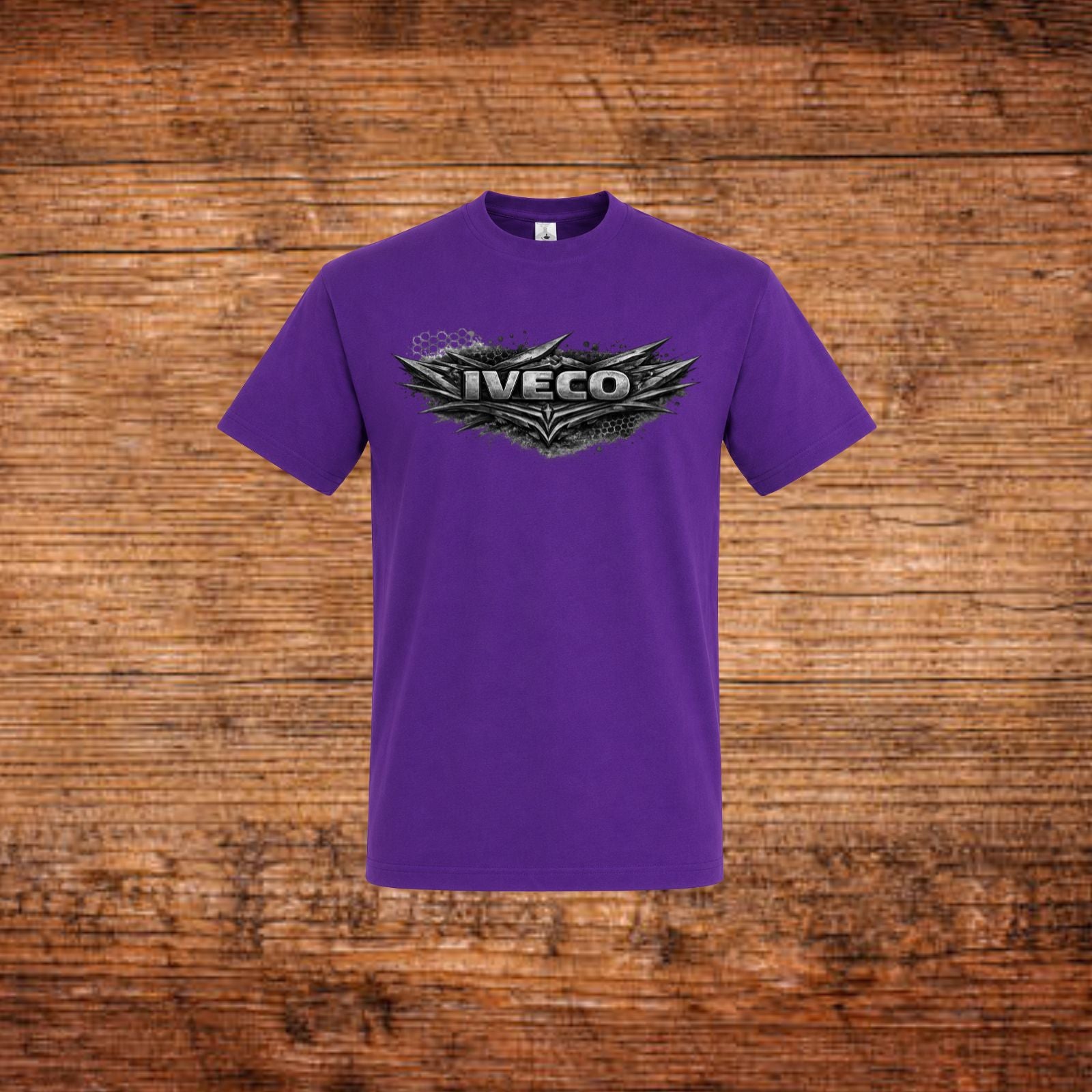 IVECO Shadow Edition T-Shirt in Lila mit großem IVECO-Logo auf der Brust