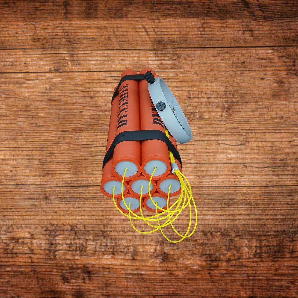 Dynamit-Tischuhr aus PLA von hinten: roter Körper mit schwarzen Streifen, gelbe Kabel