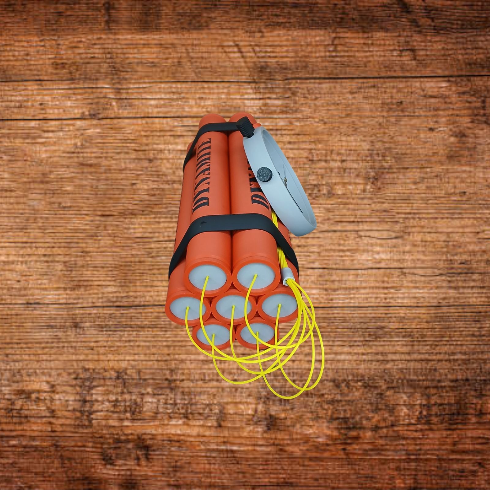 Dynamit-Tischuhr aus PLA von hinten: roter Körper mit schwarzen Streifen, gelbe Kabel