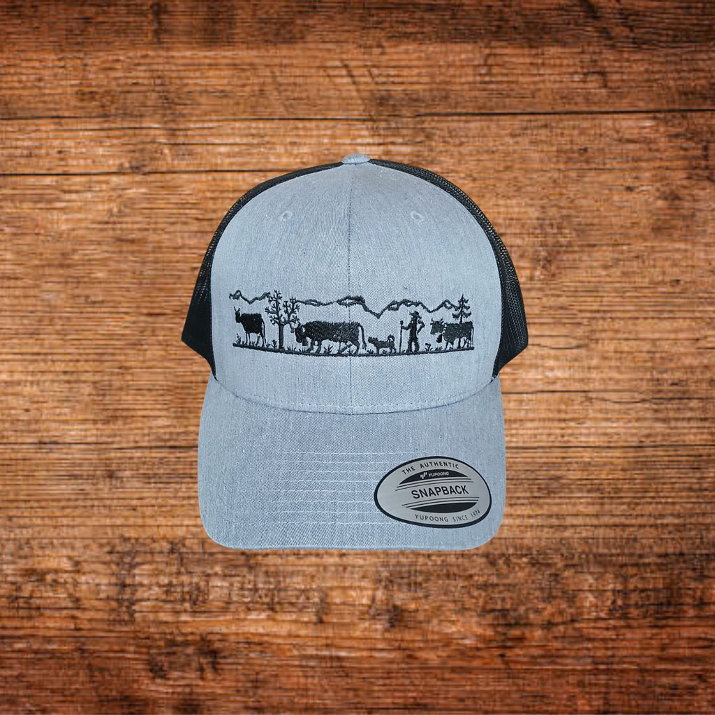 Snapback-Cap grau mit schwarzem Mesh, Vorderansicht mit Alpenlandschaft und Logo-Patch