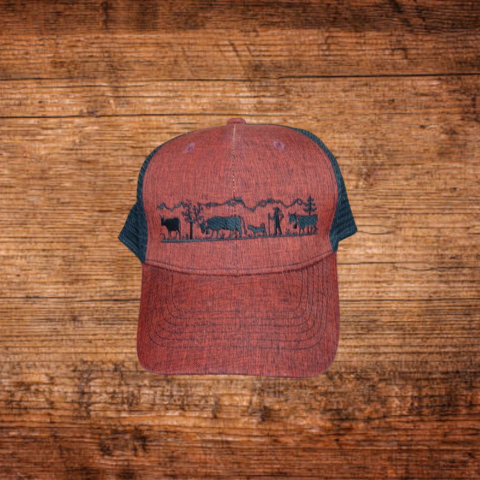 Snapback-Cap rot mit dunklem Mesh, Vorderansicht mit Alpenlandschaft-Motiv in Schwarz