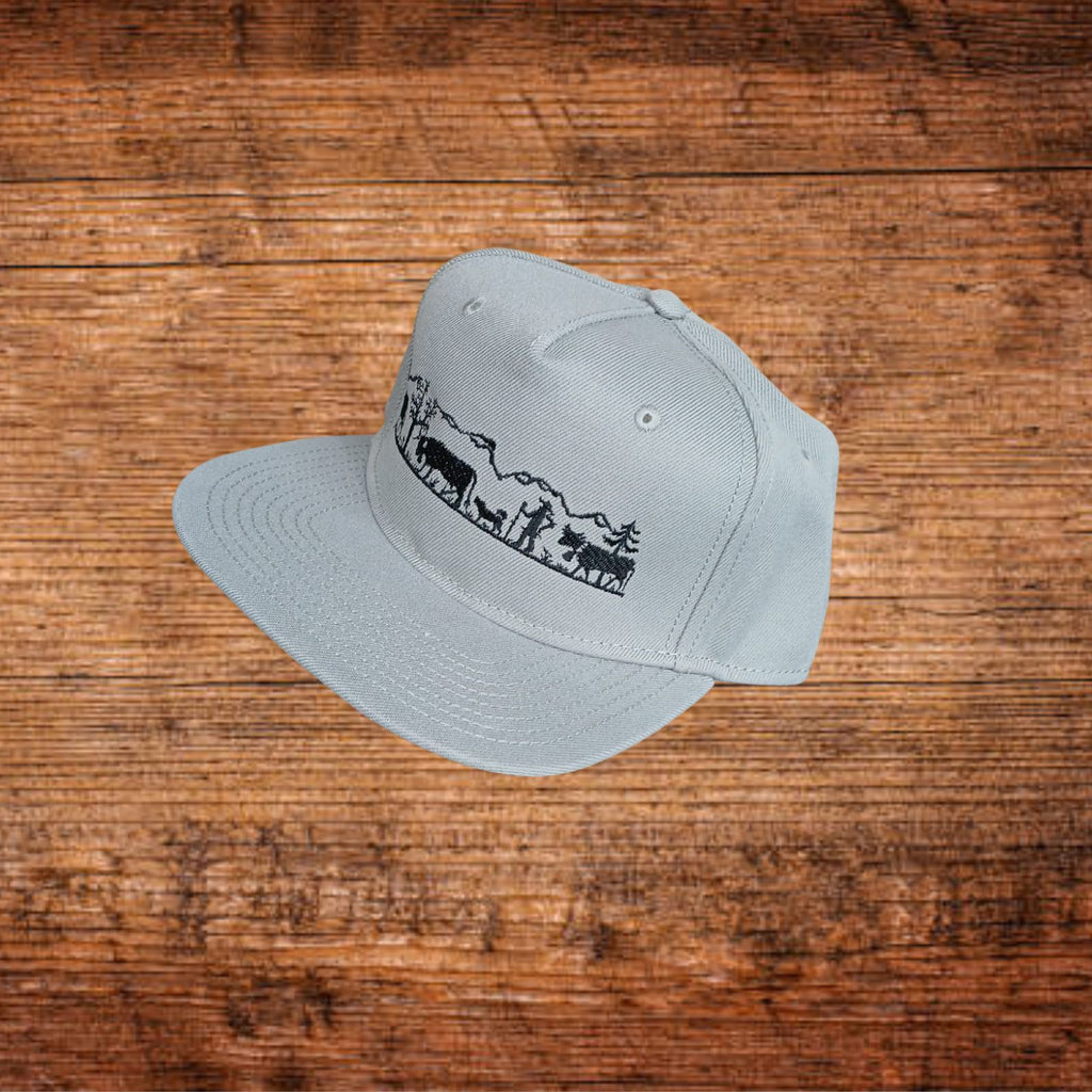 Snapback-Kappe hellblau in Seitenansicht mit schwarzem Berg-Landschaftsmotiv