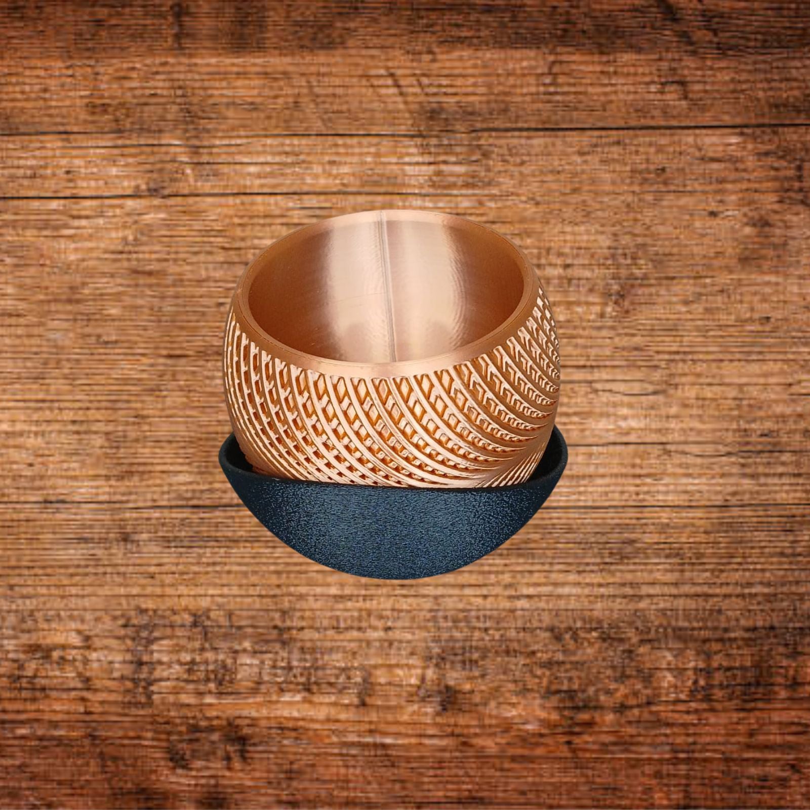 Blumentopf mit 3D-Druckmuster, roségoldfarbene Metalloptik, auf schwarzem Untersetzer