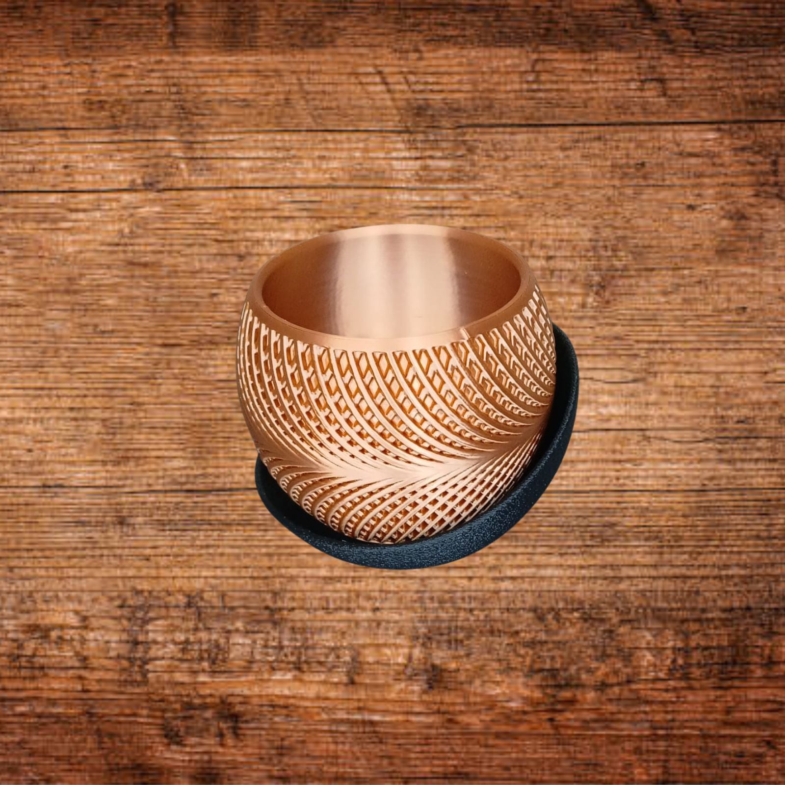 Blumentopf mit 3D-Druckmuster, roségoldfarbener Metalloptik, mit schwarzem Untersetzer