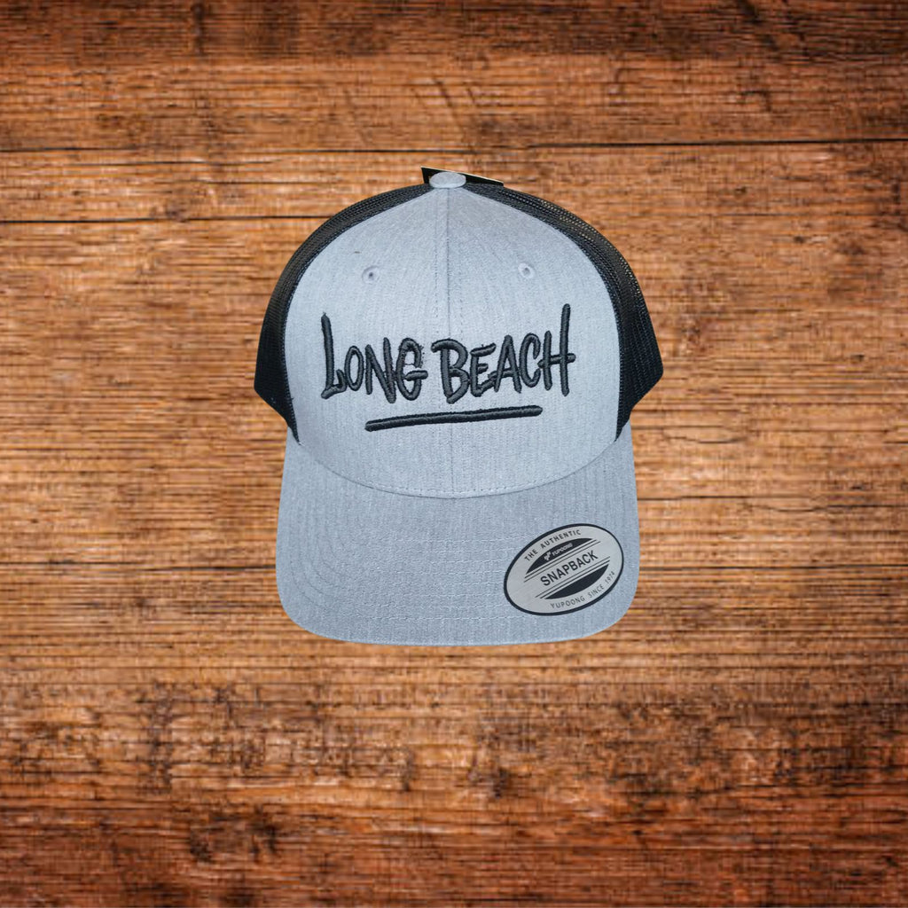 Snapback-Trucker Cap mit hellgrauer Front und schwarzem Mesh, 3D-Stickerei „Long Beach“