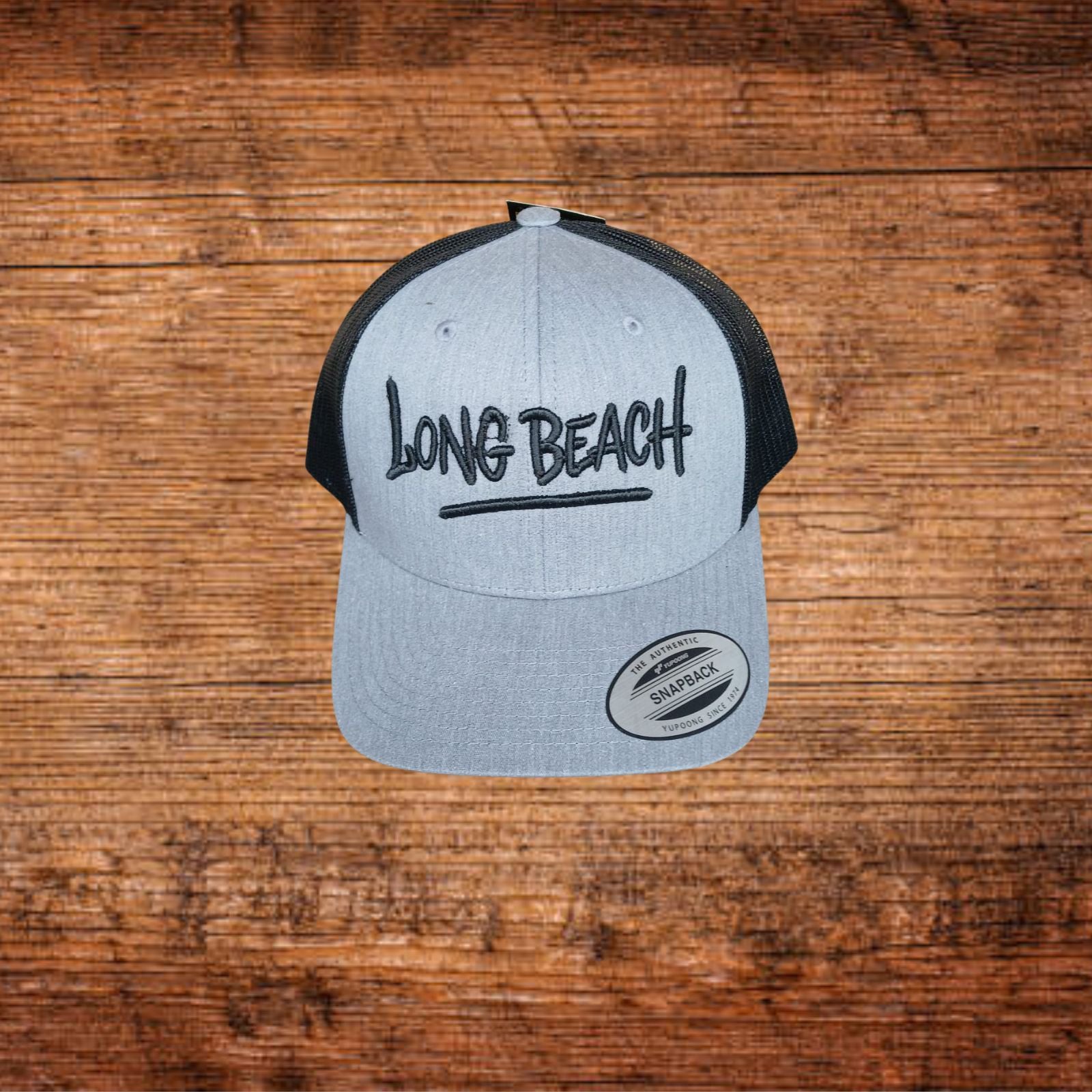 Snapback-Trucker Cap mit hellgrauer Front und schwarzem Mesh, 3D-Stickerei „Long Beach“
