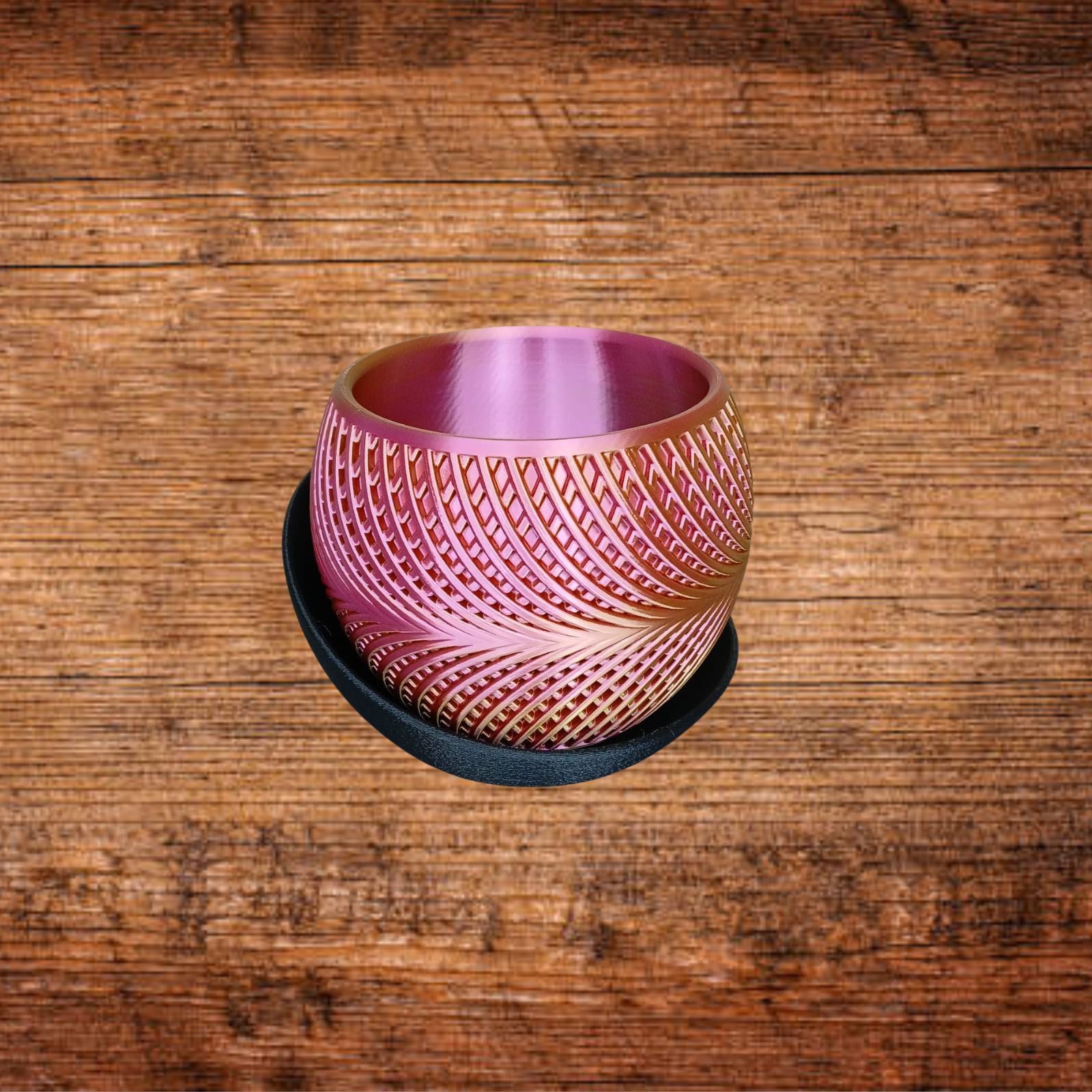 Blumentopf mit 3D-Druckmuster, roséfarbener Metalloptik, auf schwarzem Untersetzer