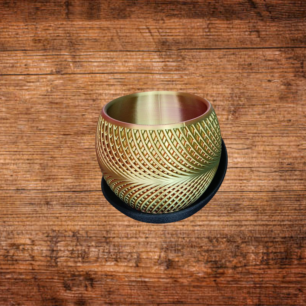 Blumentopf mit 3D-Druckmuster, goldfarbene Metalloptik, auf schwarzem Untersetzer