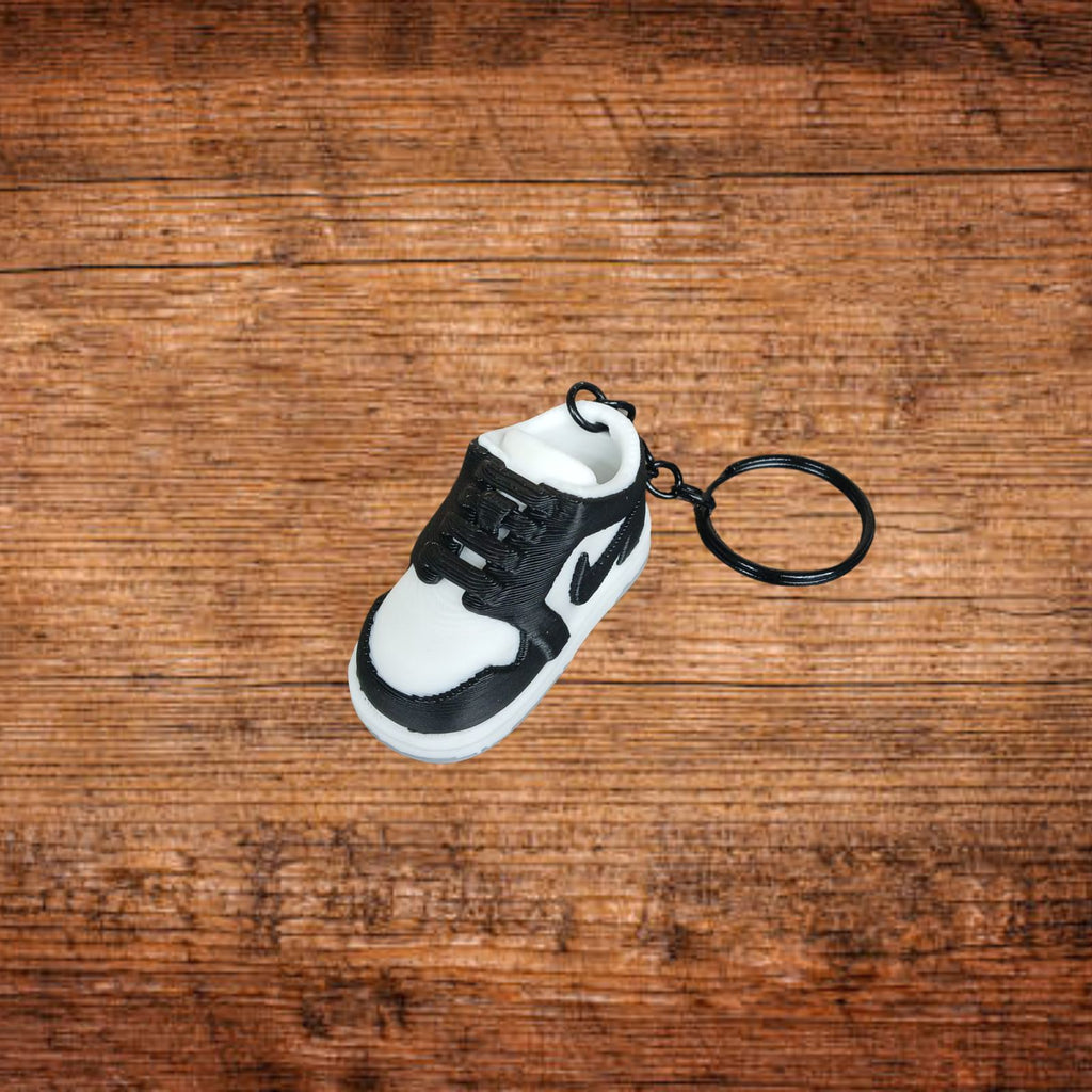 Schwarz-weißer Mini-Sneaker-Schlüsselanhänger mit Öse und Schlüsselring
