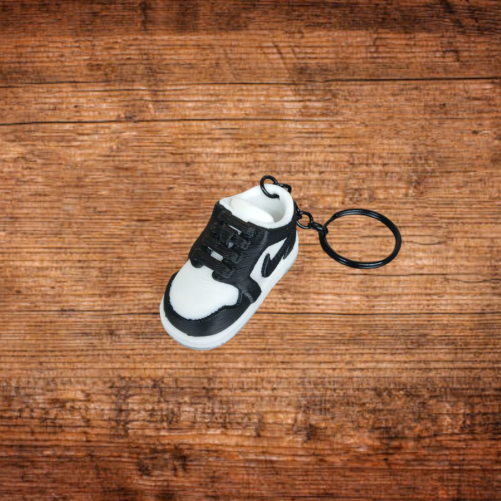 Schlüsselanhänger im Sneaker-Design, schwarz-weiß, mit schwarzem Ring