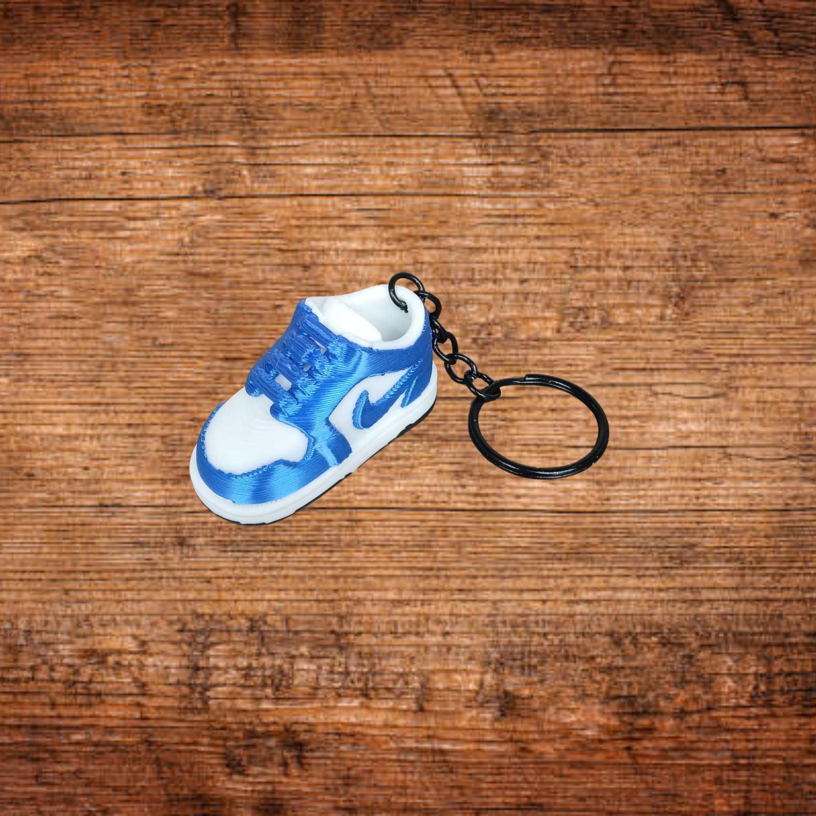 Schlüsselanhänger im Sneaker-Design, blau-weiß, mit schwarzem Ring