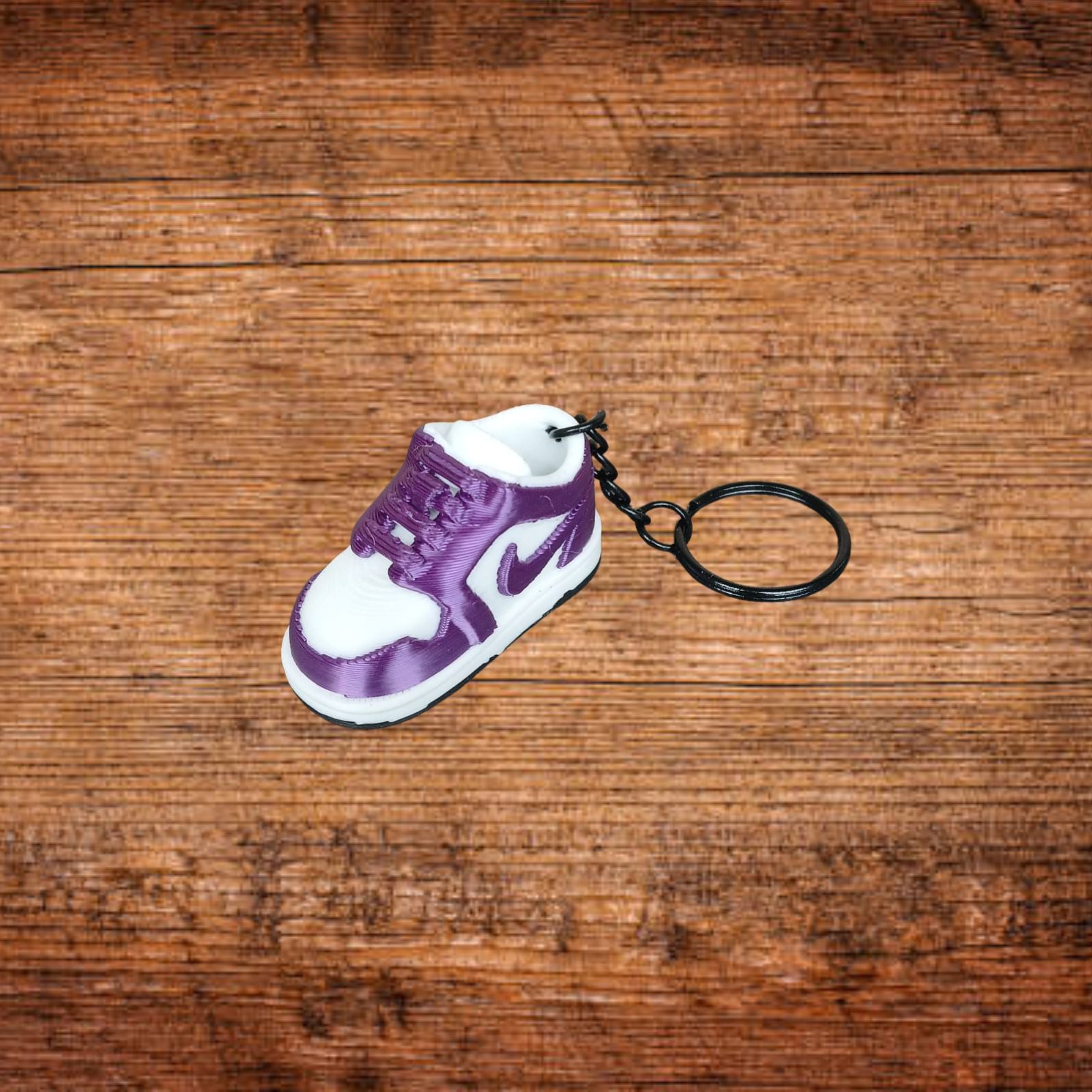 Schlüsselanhänger im Sneaker-Design, lila-weiß, mit schwarzem Ring