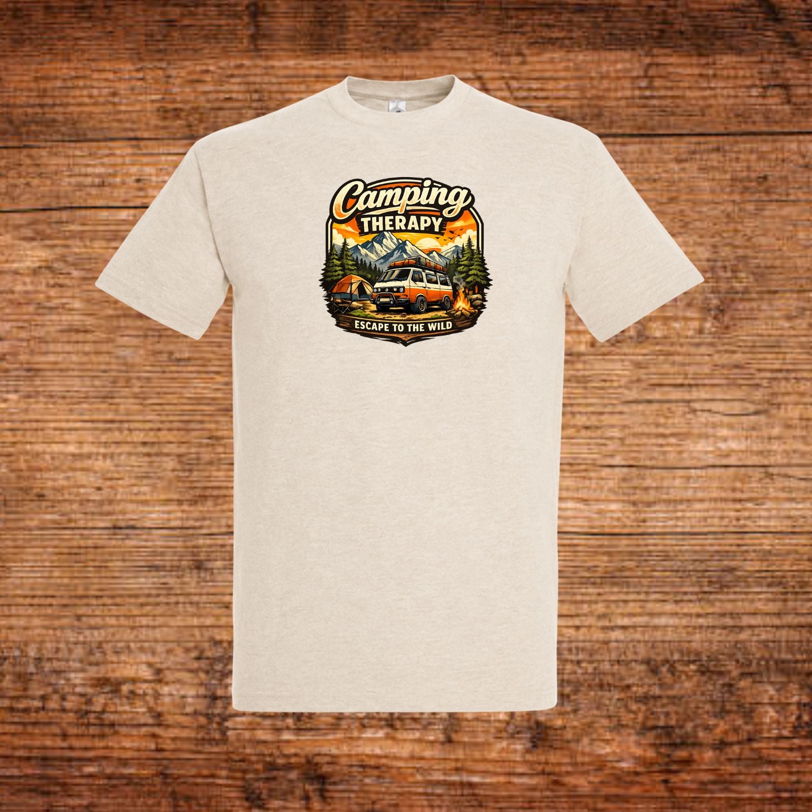 Beiges T‑Shirt mit Camping-„Camping Therapy“ Logoaufdruck auf der Brust