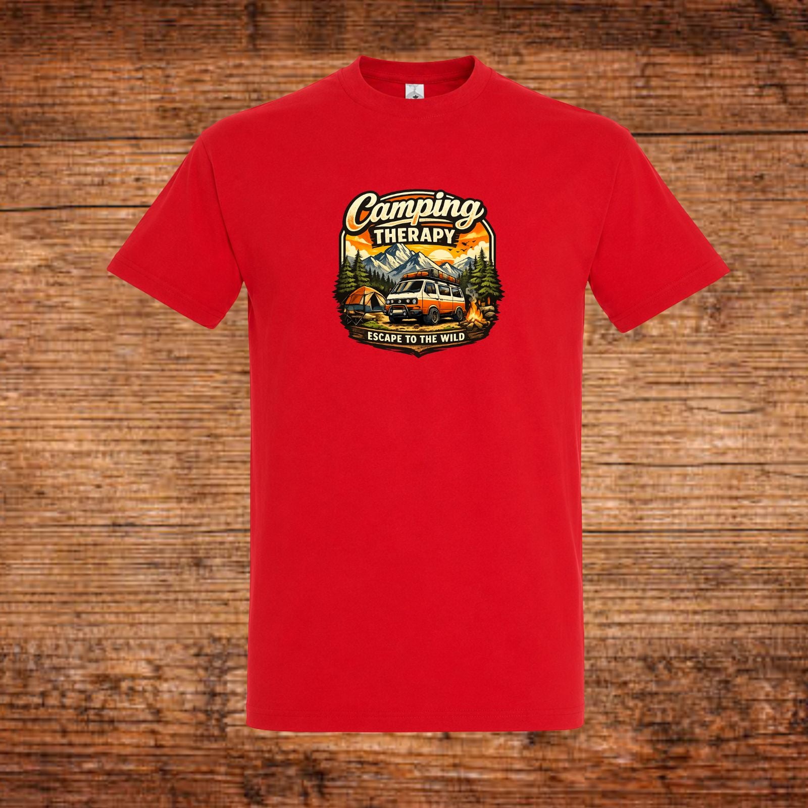 Rotes T‑Shirt mit Camping-„Camping Therapy“ Logoaufdruck auf der Brust