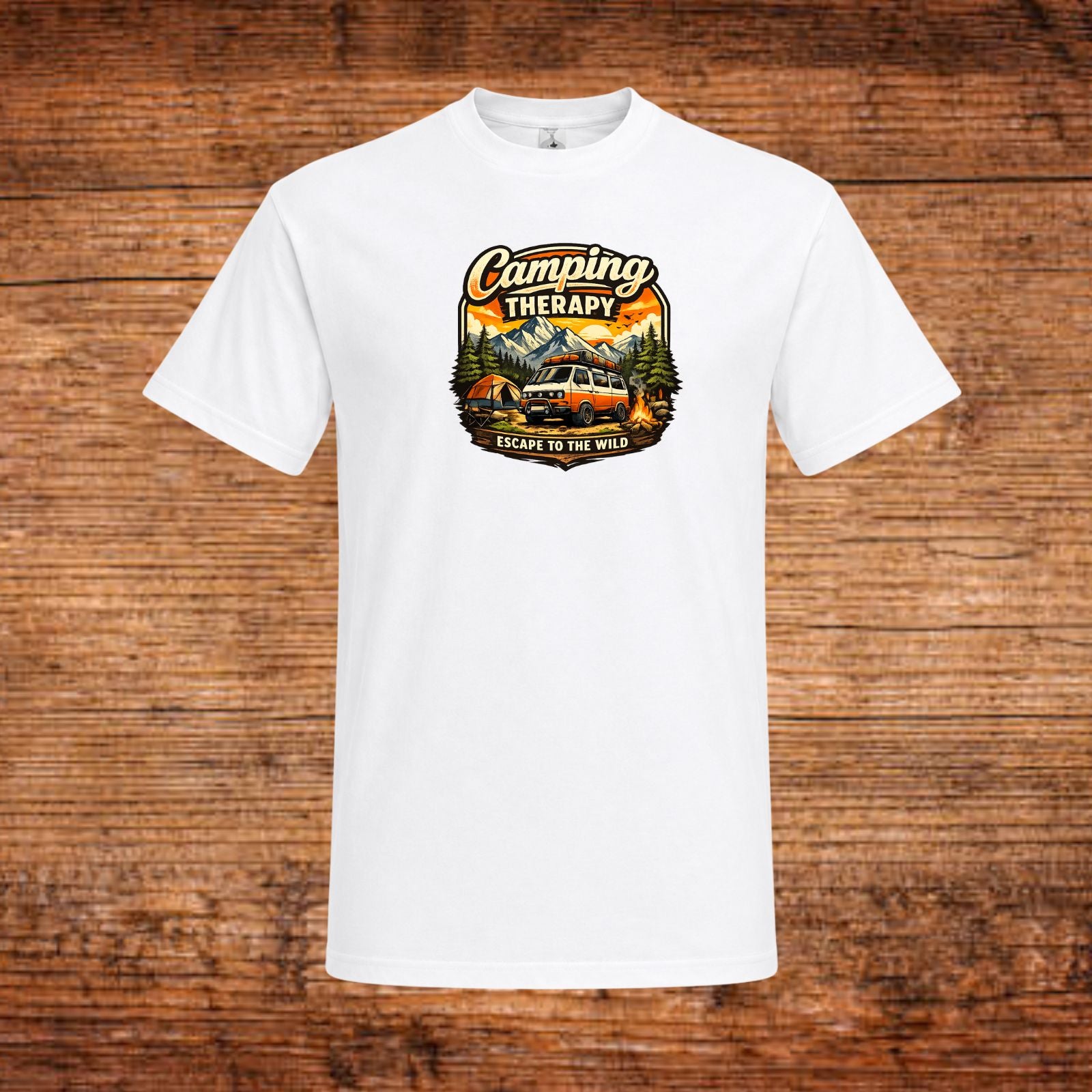 Weißes T‑Shirt mit Camping-„Camping Therapy“ Logoaufdruck auf der Brust
