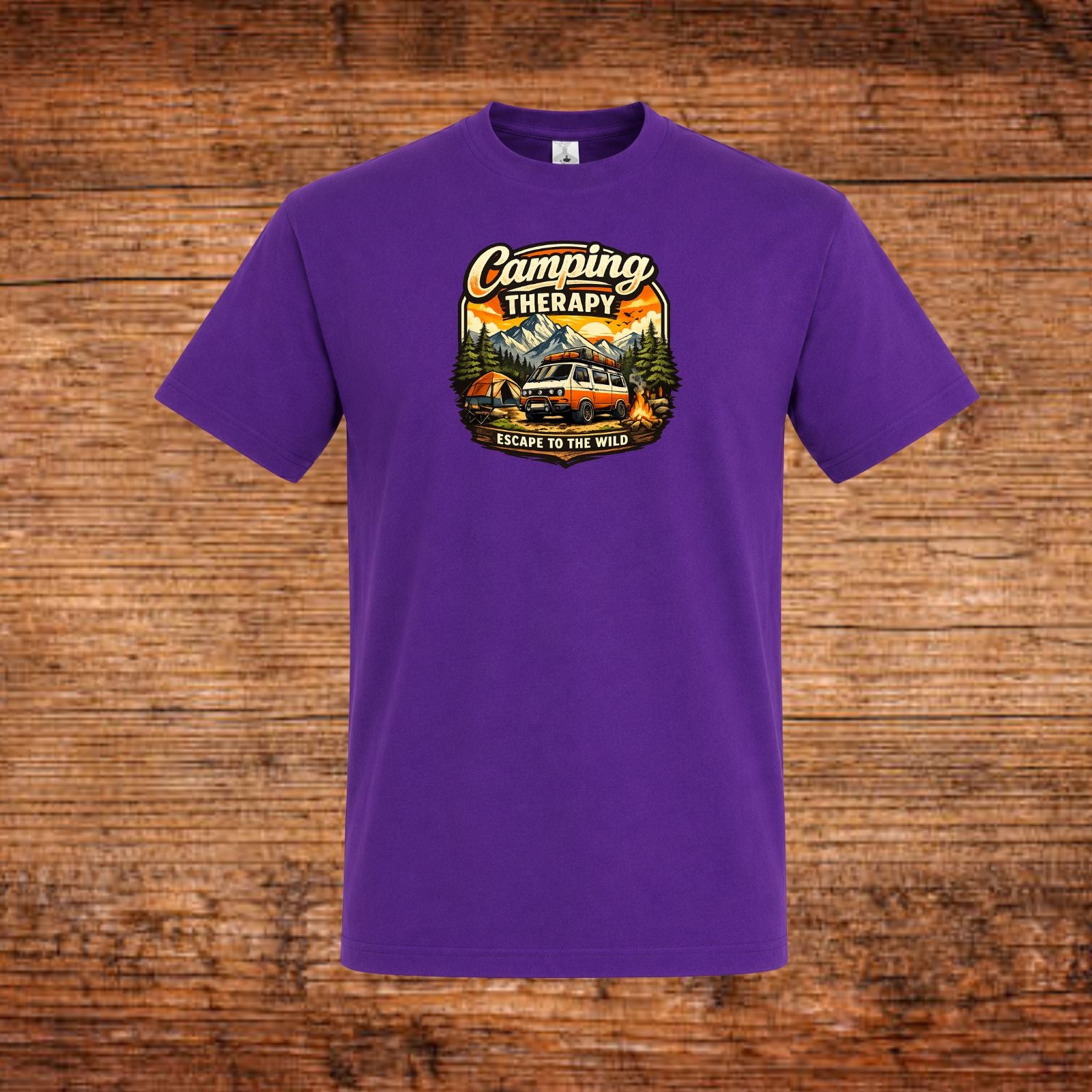 Lilaes T‑Shirt mit Camping-„Camping Therapy“ Logoaufdruck auf der Brust