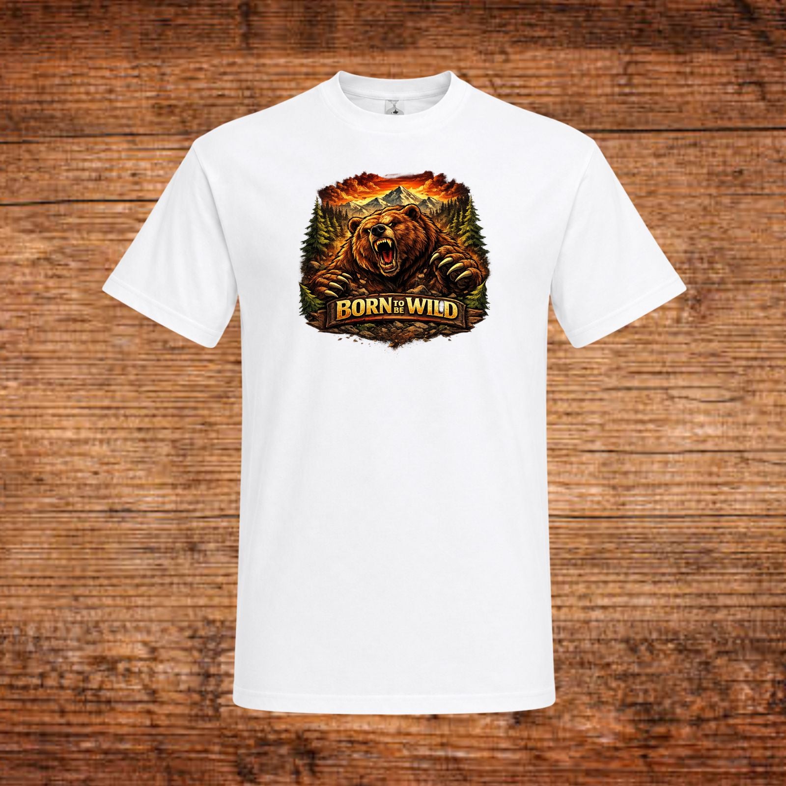 Weißes T-Shirt, Rückansicht, mit Bärenprint und Aufdruck „Born Wild“