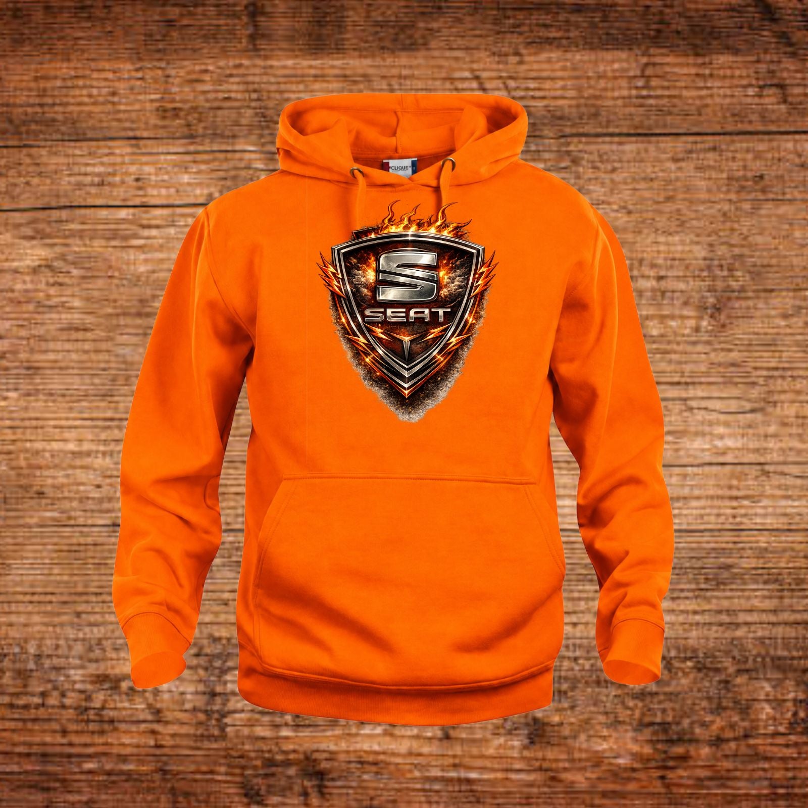 Oranger Hoodie mit Kapuze und Kängurutasche, großes SEAT-Emblem vorne.