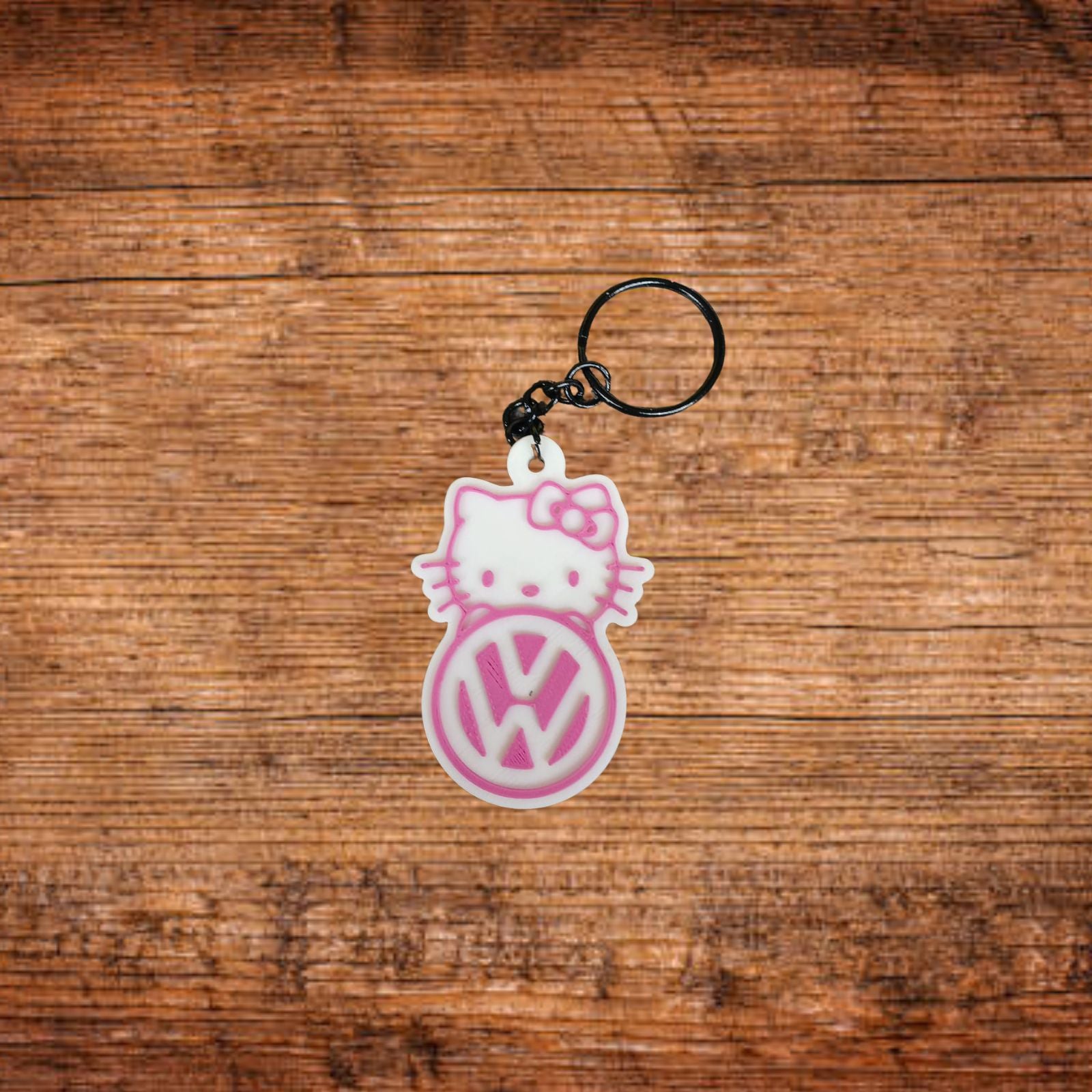 Schlüsselanhänger mit Hello Kitty und VW-Logo, pinkes Motiv, schwarzer Ring