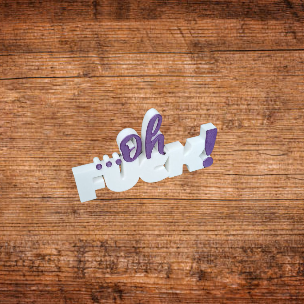 Tischaufsteller aus 3D-Druck mit weißem Schriftzug „F*ck“ und lila Elementen