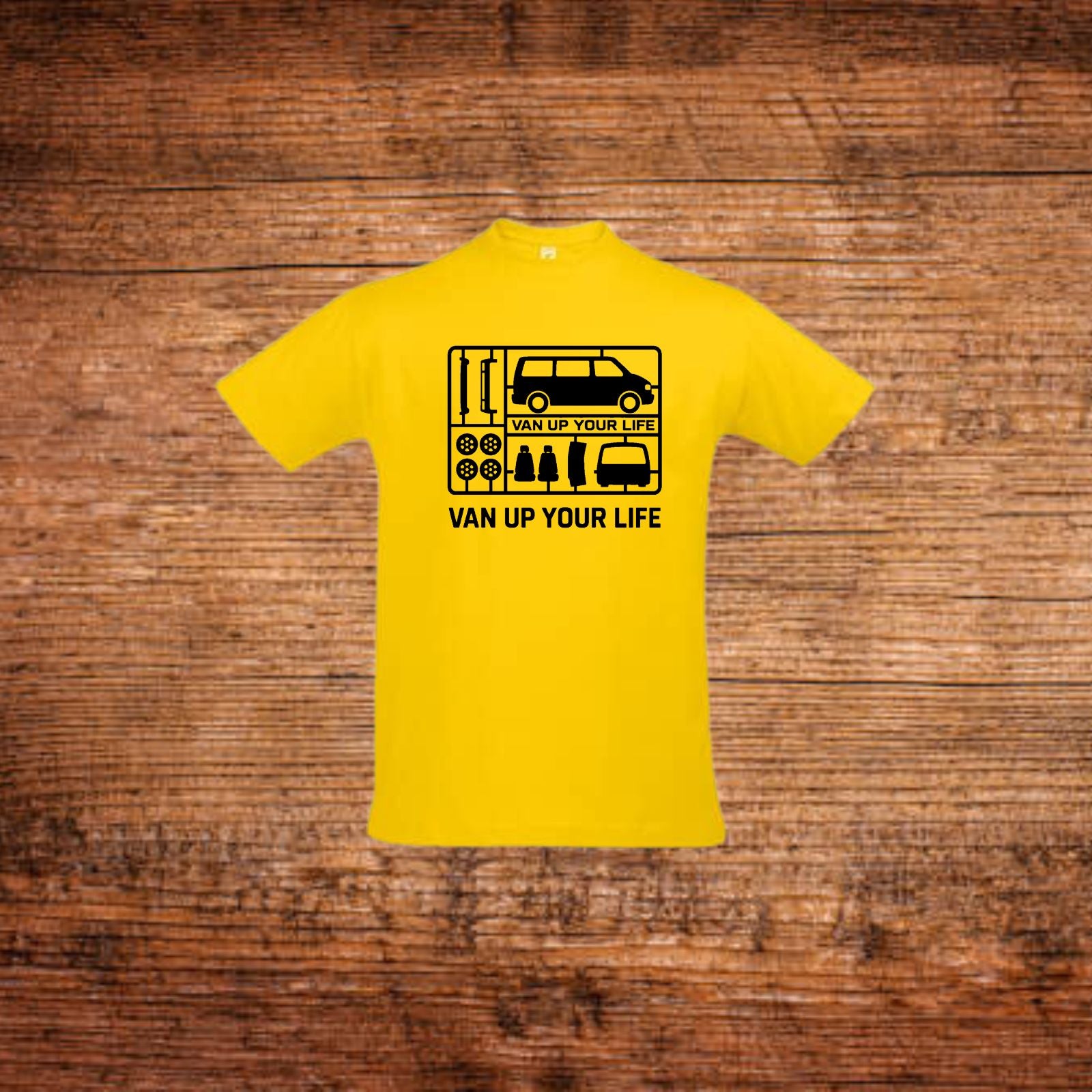 gelbes T-Shirt mit VW-Bus-Frontprint und Schriftzug „VAN UP YOUR LIFE“