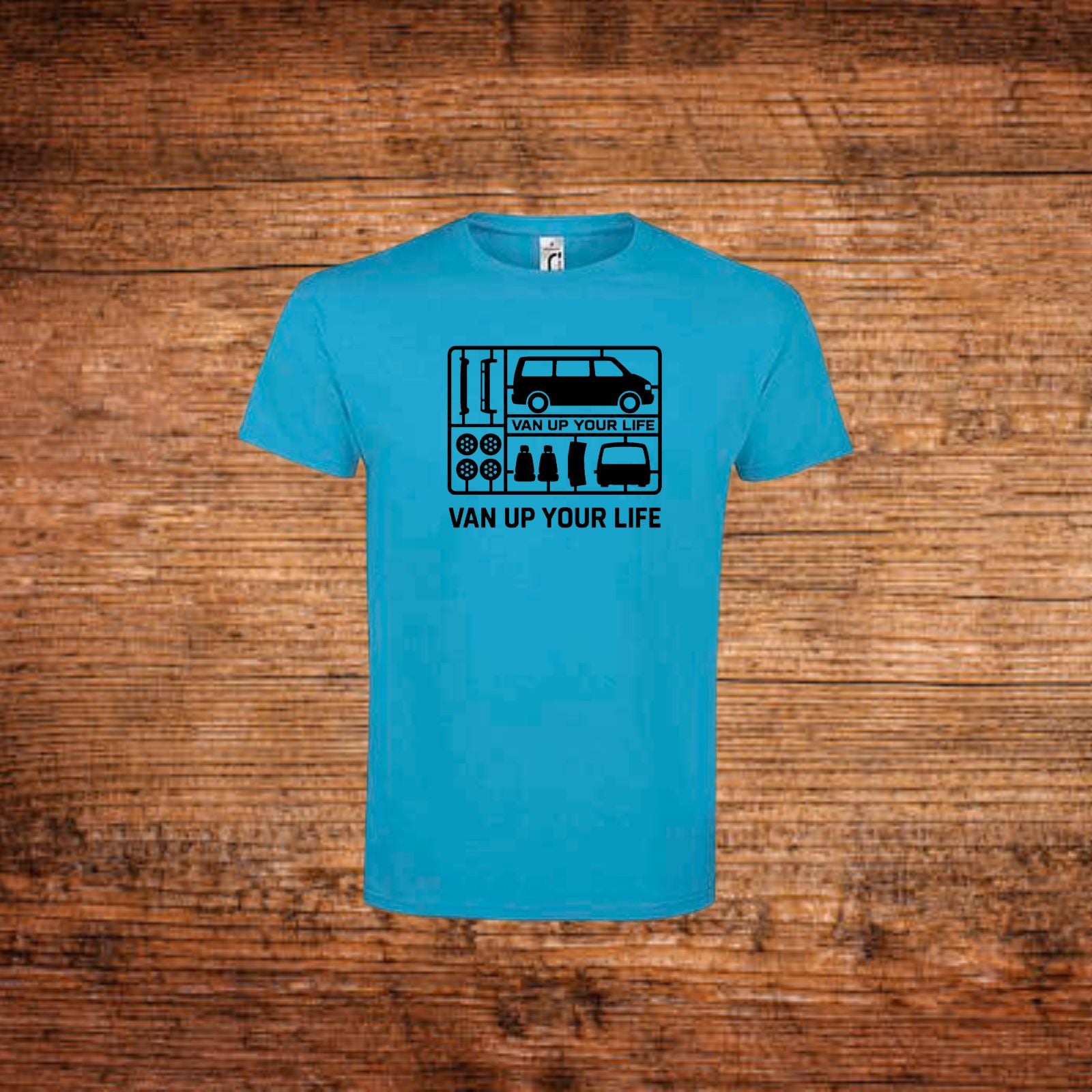türkisfarbenes T-Shirt mit VW-Bus-Frontprint und Schriftzug „VAN UP YOUR LIFE“