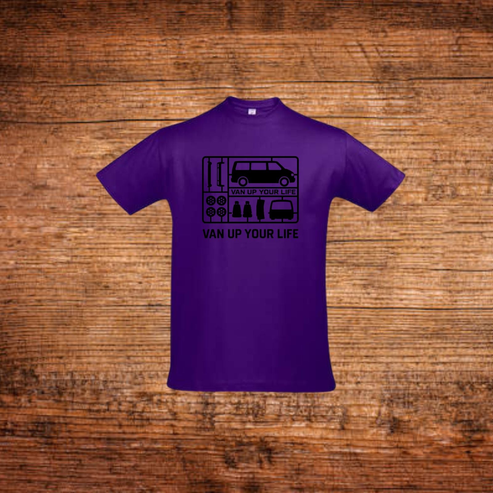 lila T-Shirt mit VW-Bus-Frontprint und Schriftzug „VAN UP YOUR LIFE“