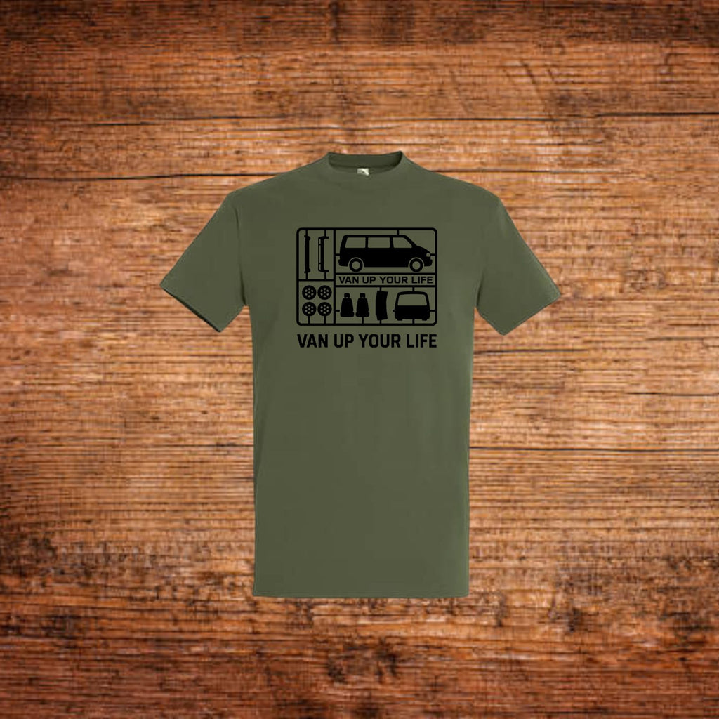 Olivesgrünes T-Shirt mit VW-Bus-Print und Text „VAN UP YOUR LIFE“