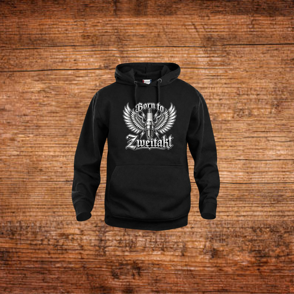 Zweitakt Hoodie in Schwarz mit Kapuze und Frontdruck des Zündkerzen-Flügel-Motivs