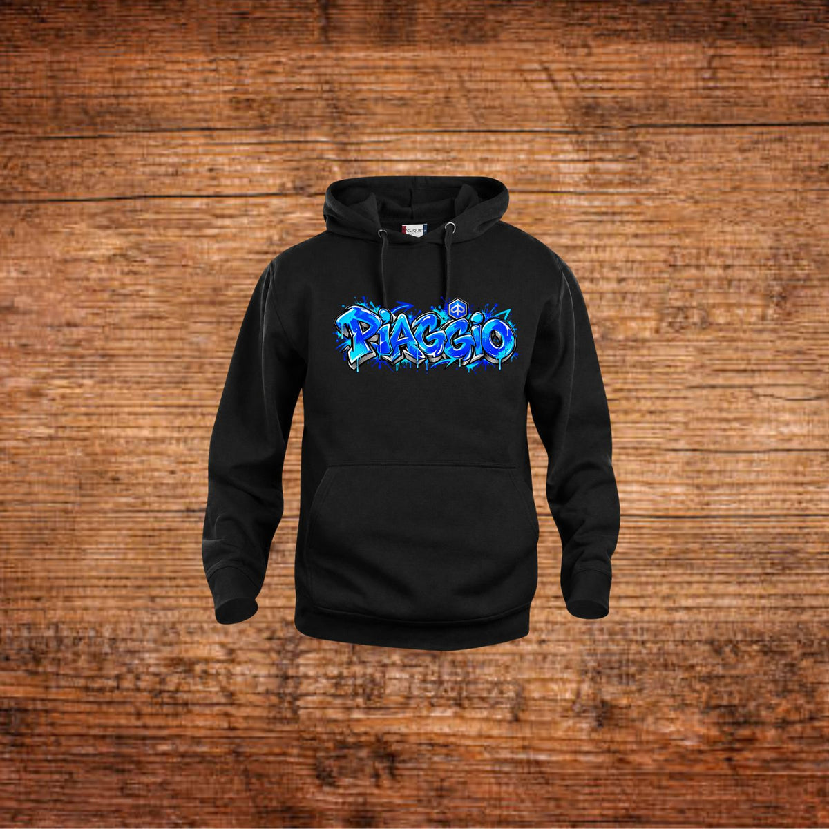 Schwarzer Hoodie mit Kapuze, Kängurutasche und blauem Graffiti-Print vorn