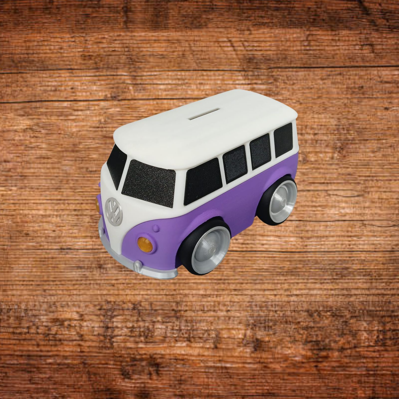 Spardose im Bulli-Design, weißes Dach mit violettem Unterteil, schwarze Frontscheiben, graue Räder