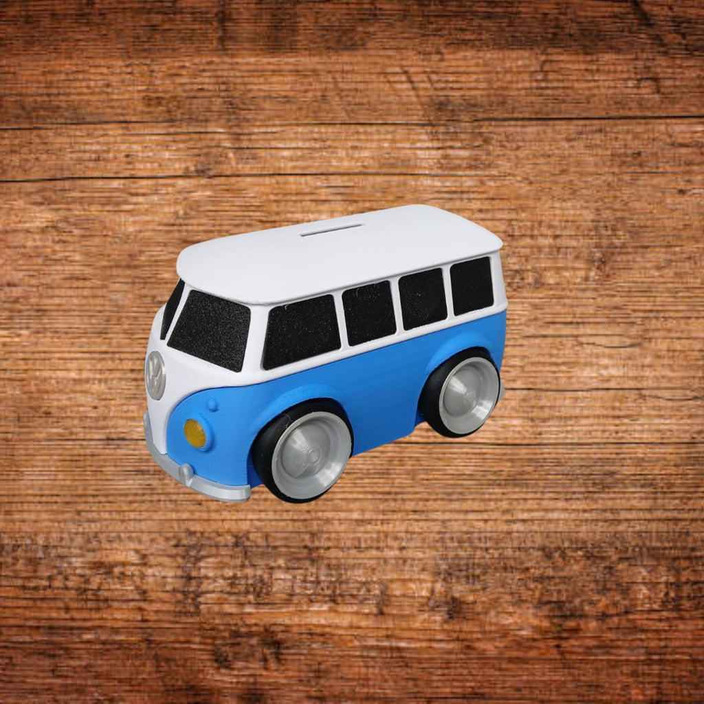 Bulli-Spardose: blauer VW-Bus mit weißem Dach, schwarzen Fenstern und silbernen Rädern