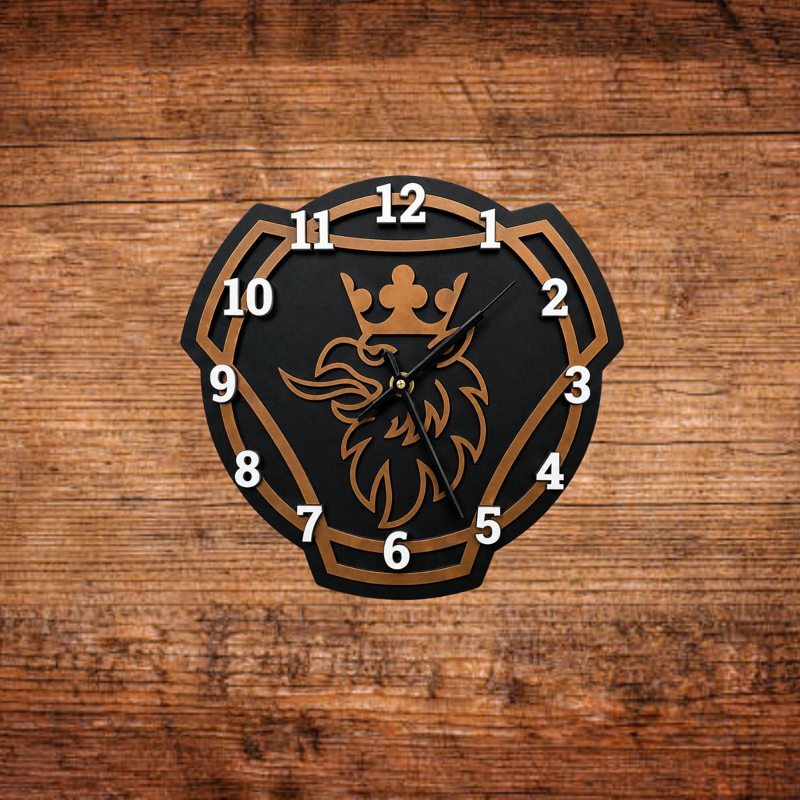 Wanduhr mit Scania-Design, schwarz, goldfarbener Rahmen und Löwenkopf-Motiv mit Ziffern