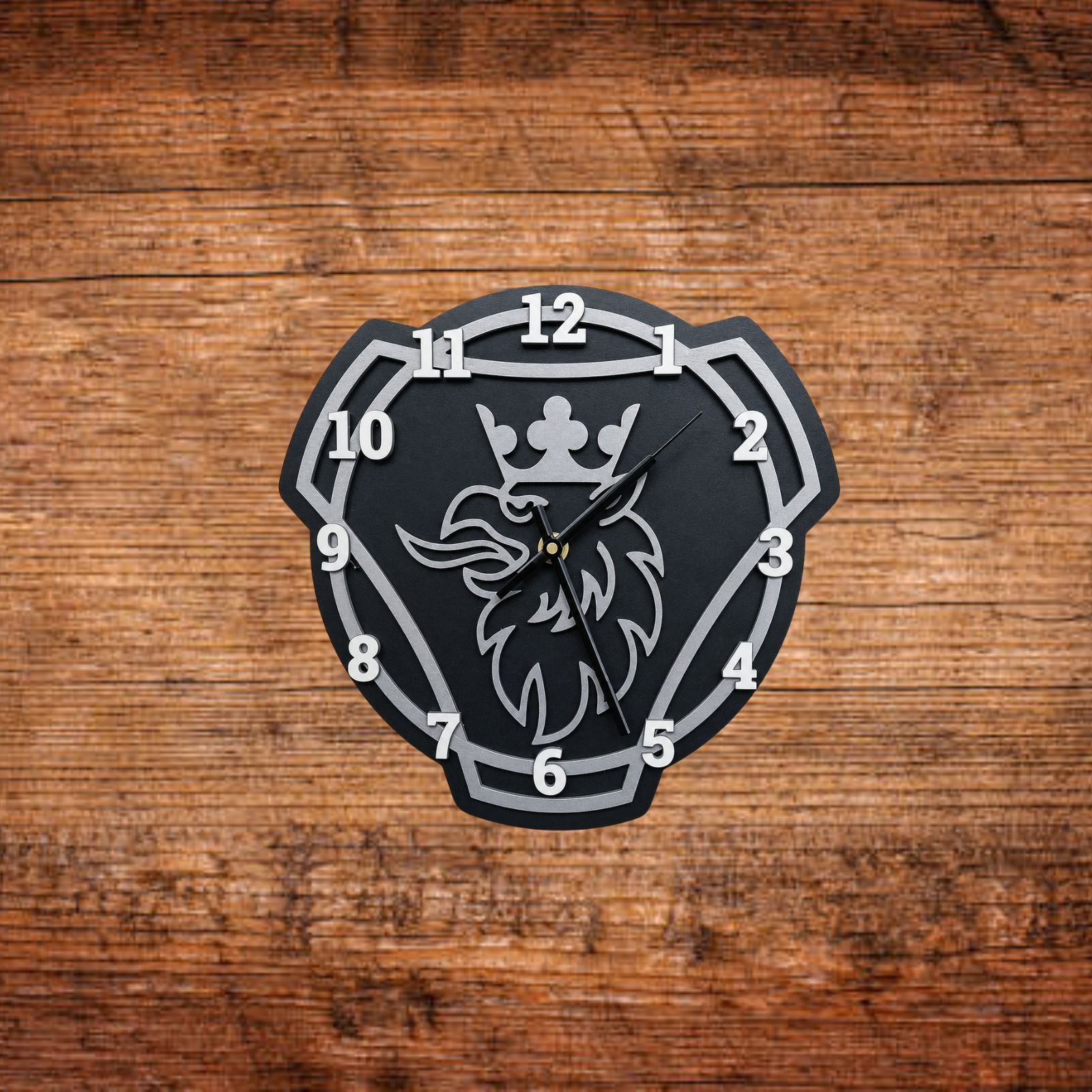 Wanduhr mit Scania-Design, schwarz, silberner Rahmen und Löwenkopf-Motiv mit Ziffern