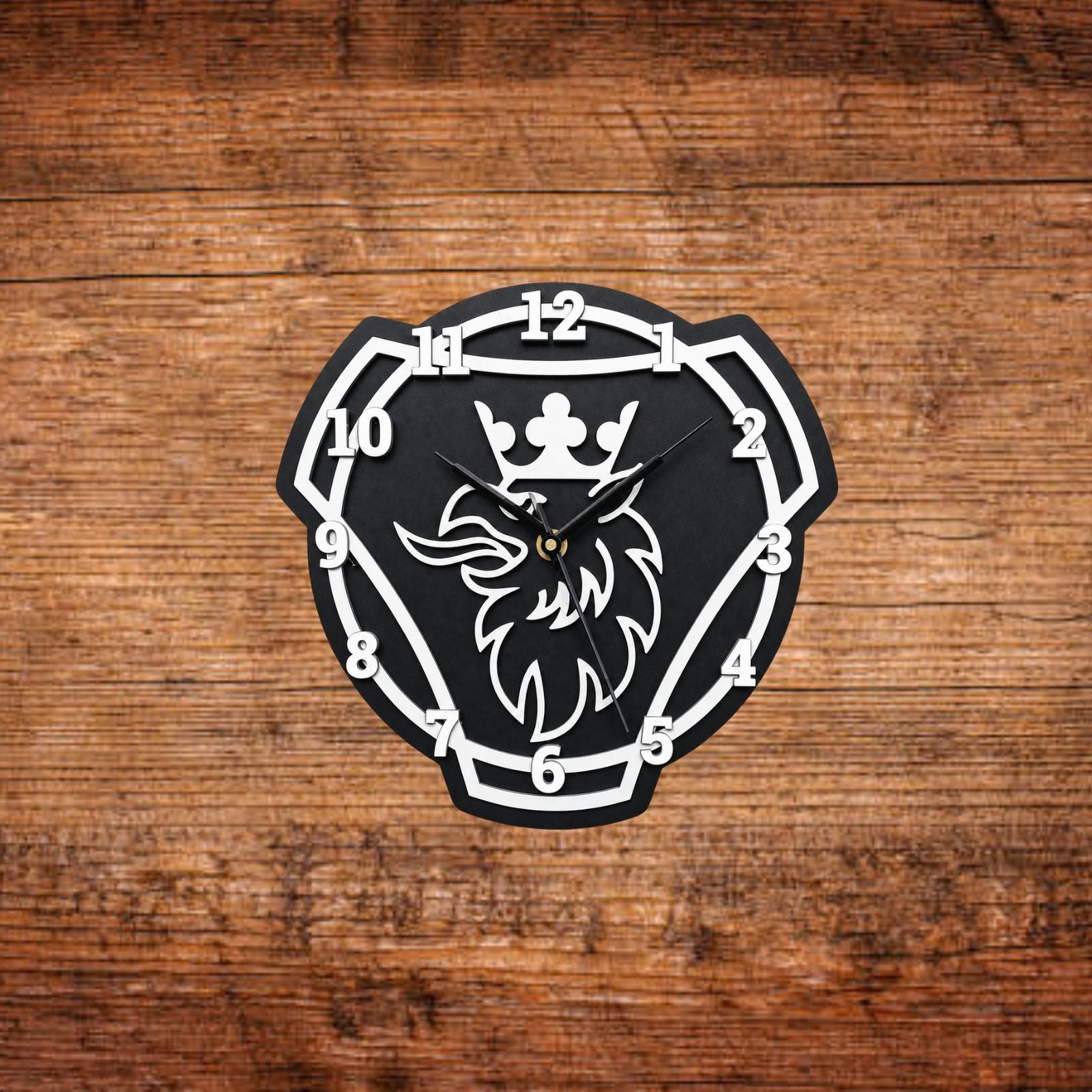 Wanduhr mit Scania-Design, schwarz, silberner Löwenkopf und Rahmenakzente mit Ziffern
