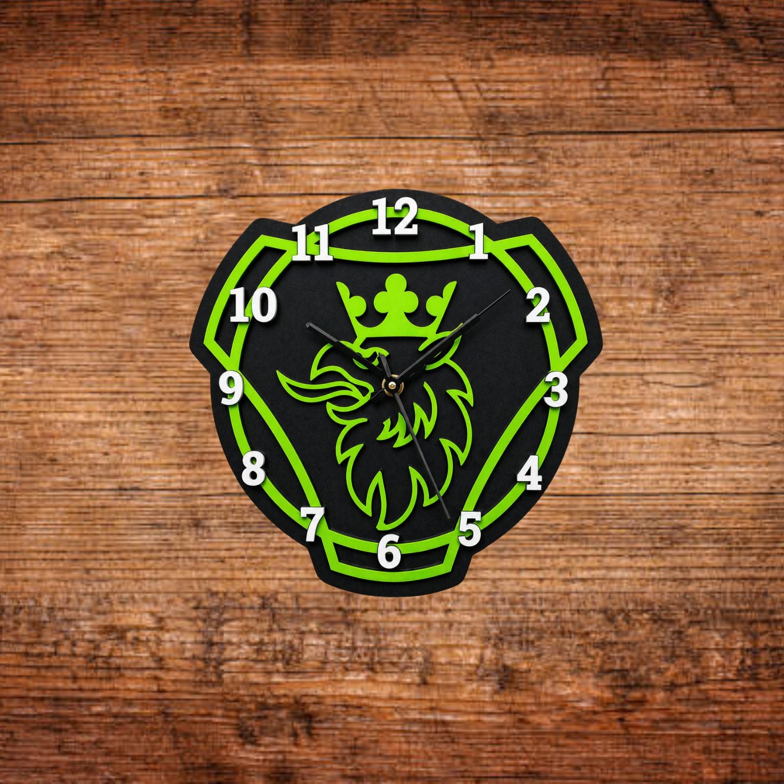 Wanduhr mit Scania-Design, schwarz, neon-grüner Rahmen und Löwenkopf-Motiv mit Ziffern