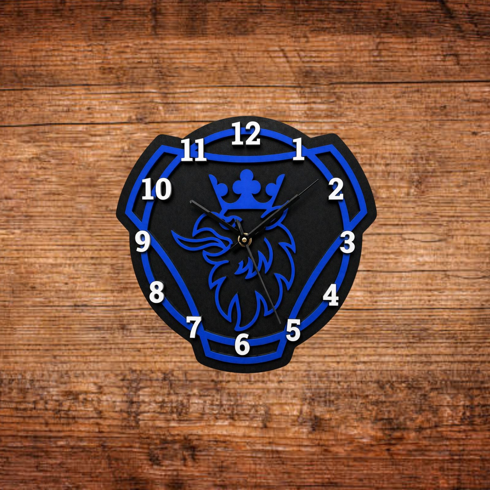 Wanduhr mit Scania-Design, schwarz, blauer Rahmen und Löwenkopf-Motiv mit Ziffern