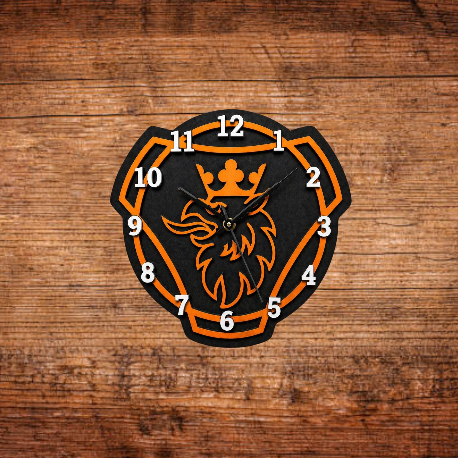 Scania Uhr mit schwarzem Ziffernblatt und orangefarbenen Ziffern & Löwenmotiv