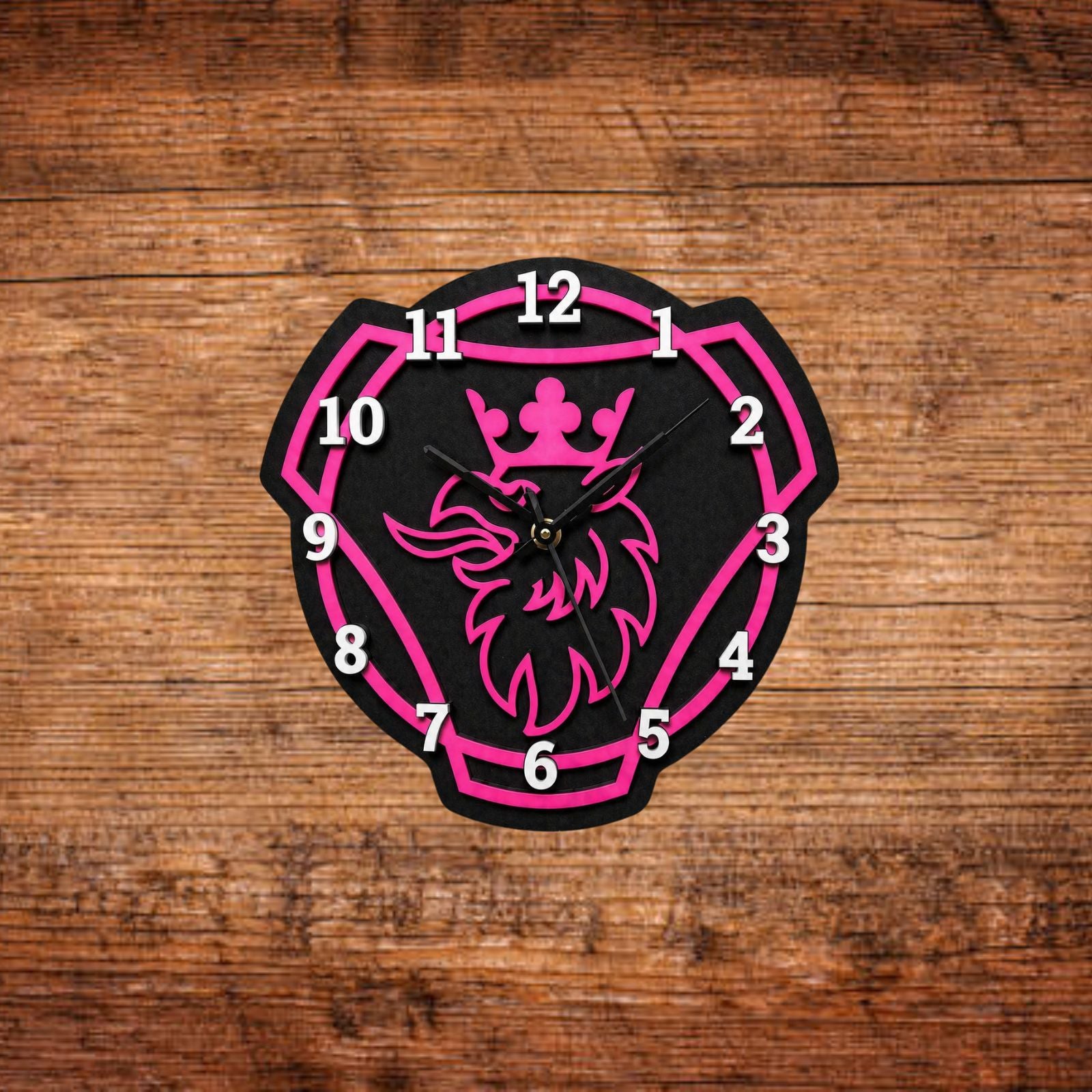 Wanduhr mit Scania-Design, schwarz, neon-pinker Rahmen und Löwenkopf-Motiv mit Ziffern
