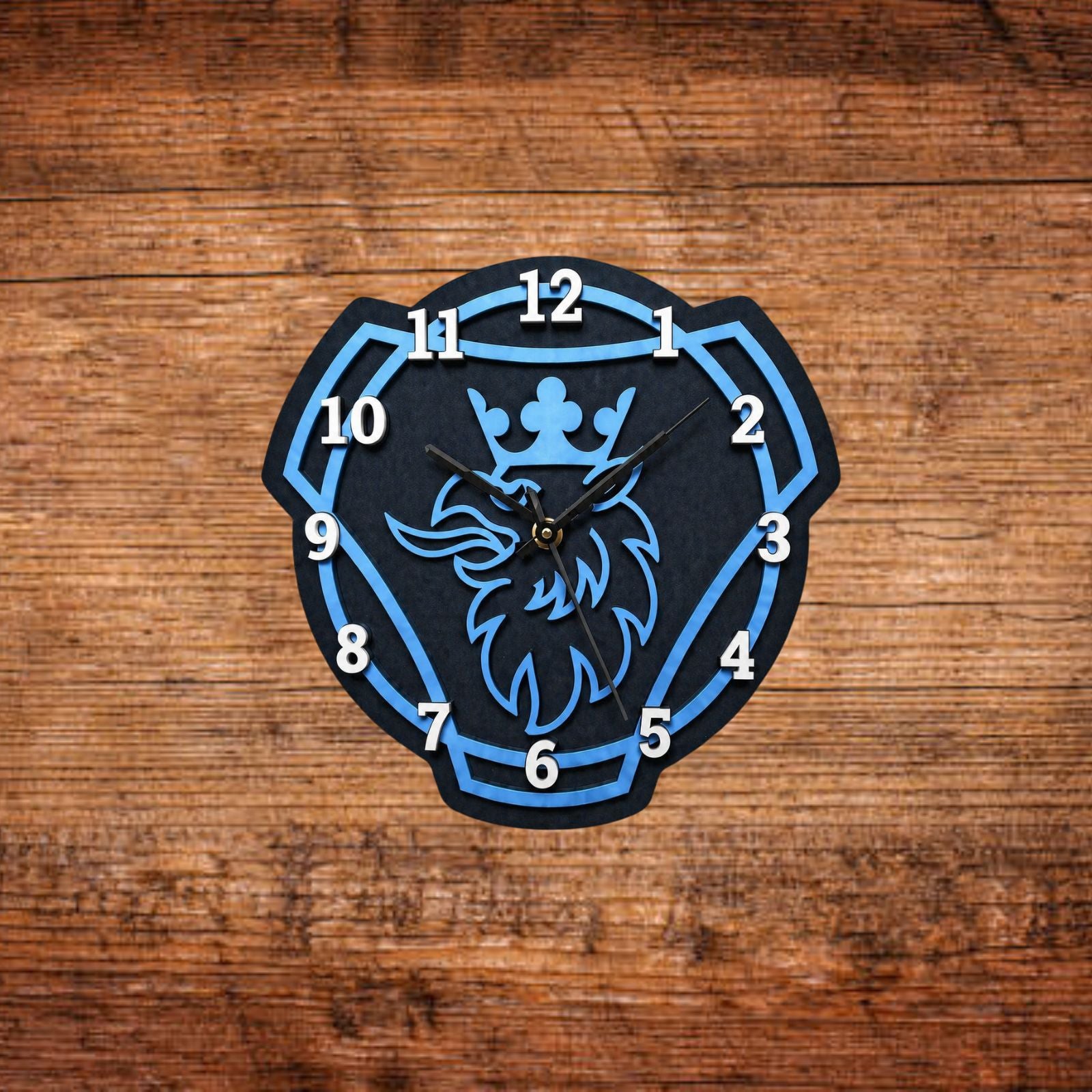 Wanduhr mit Scania-Design, schwarz, hellblauer Rahmen und Löwenkopf-Motiv mit Ziffern