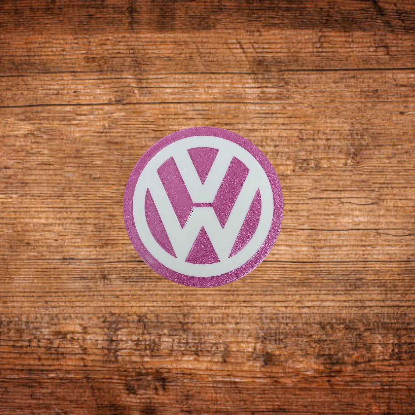 Runder Untersetzer mit VW-Logo, lila eingefasst